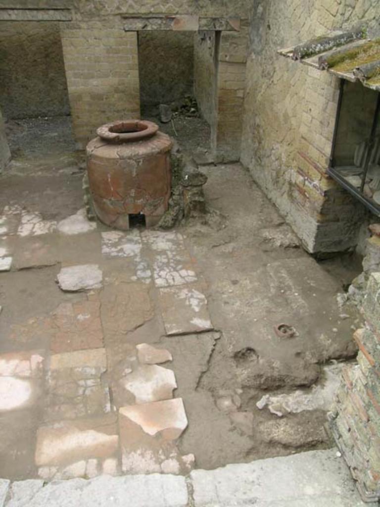 Ins Or II, 5, Herculaneum. May 2004. Flooring in workshop-room, looking along south wall, and towards south-east corner.
Photo courtesy of Nicolas Monteix.